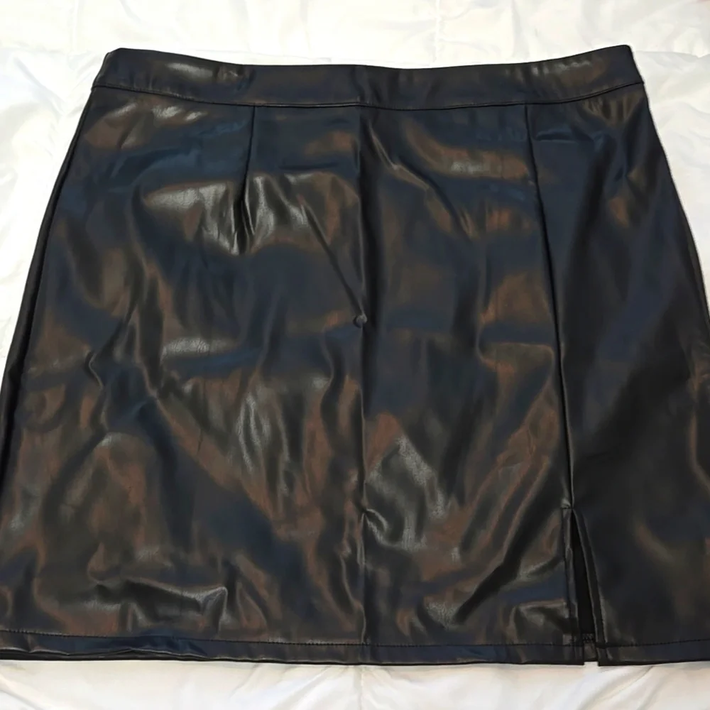🍉 NWT Cupshe Vegan Leather Black Skirt XL - Picture 3 of 8